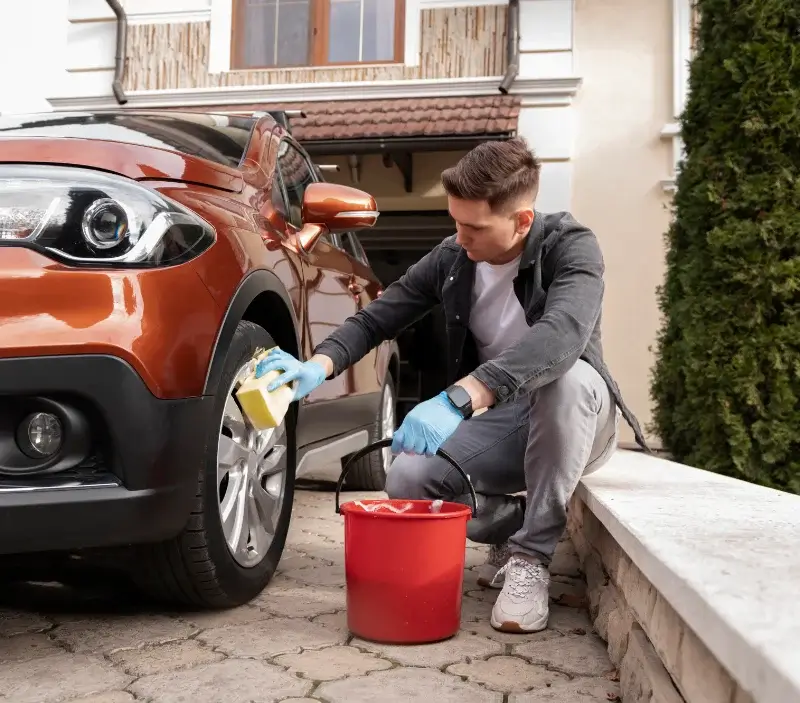 Lavage auto à domicile Hautes Alpes : professionnel intervenant sur un véhicule